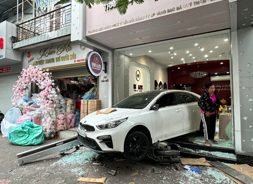 Hải Ph&ograve;ng: Đạp nhầm ch&acirc;n ga, nữ t&agrave;i xế l&ugrave;i xe h&uacute;c g&atilde;y ch&acirc;n bảo vệ cửa h&agrave;ng trang sức  - Ảnh 1.