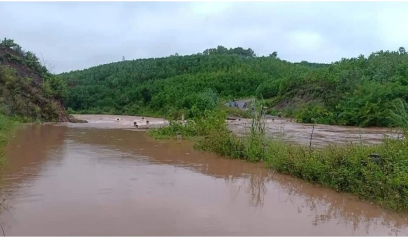 Quảng Ninh: Bất an đường b&ecirc; t&ocirc;ng n&aacute;t vụn, khu d&acirc;n cư th&agrave;nh "ốc đảo" l&uacute;c lũ về - Ảnh 4.