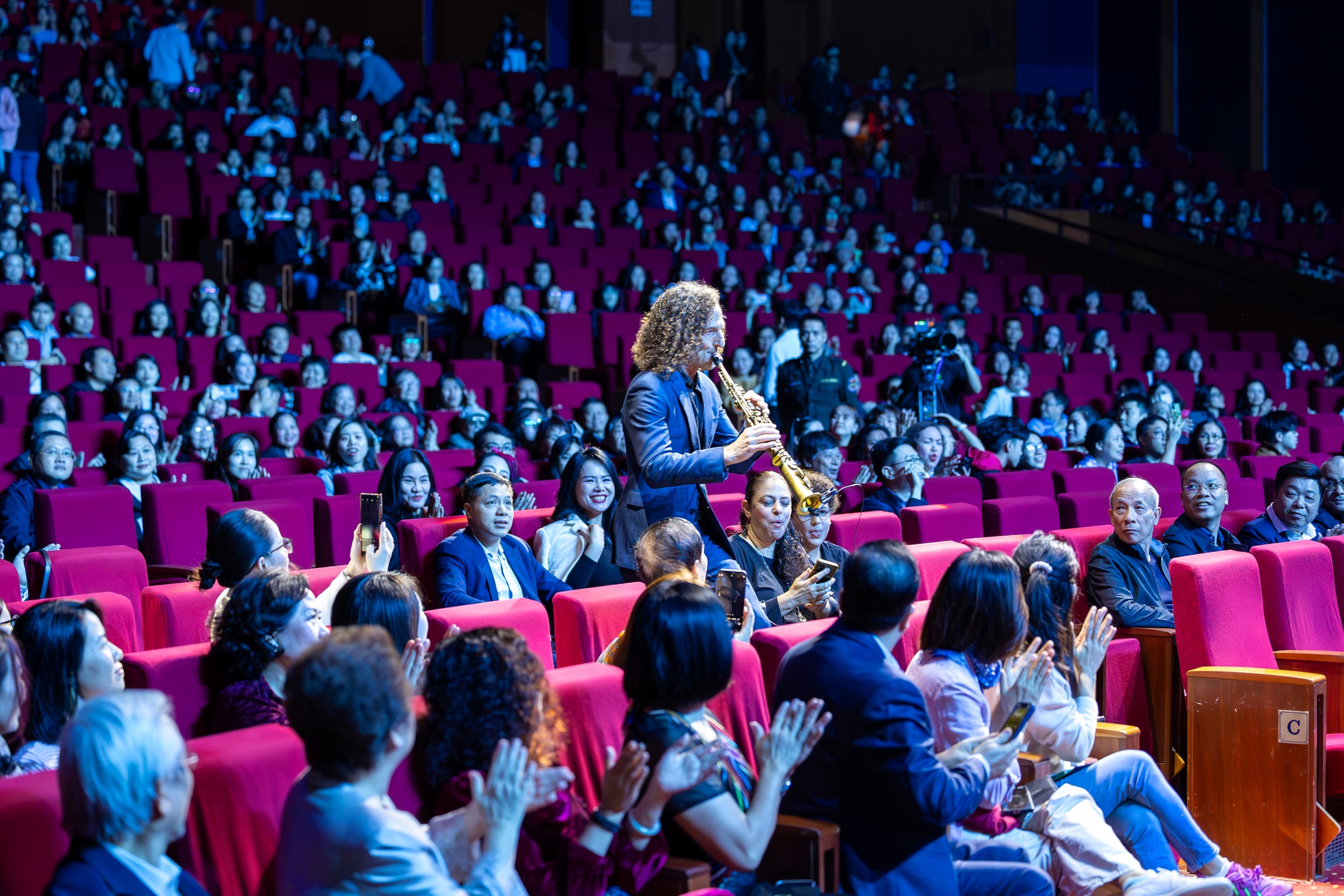 Thôi miên hơn 4.000 khán giả bằng tiếng kèn huyền thoại, Kenny G chuyên trở ký ức ngọt lịm - Ảnh 4. Thôi miên hơn 4.000 khán giả bằng tiếng kèn huyền thoại, Kenny G chuyên trở ký ức ngọt lịm - Ảnh 4.