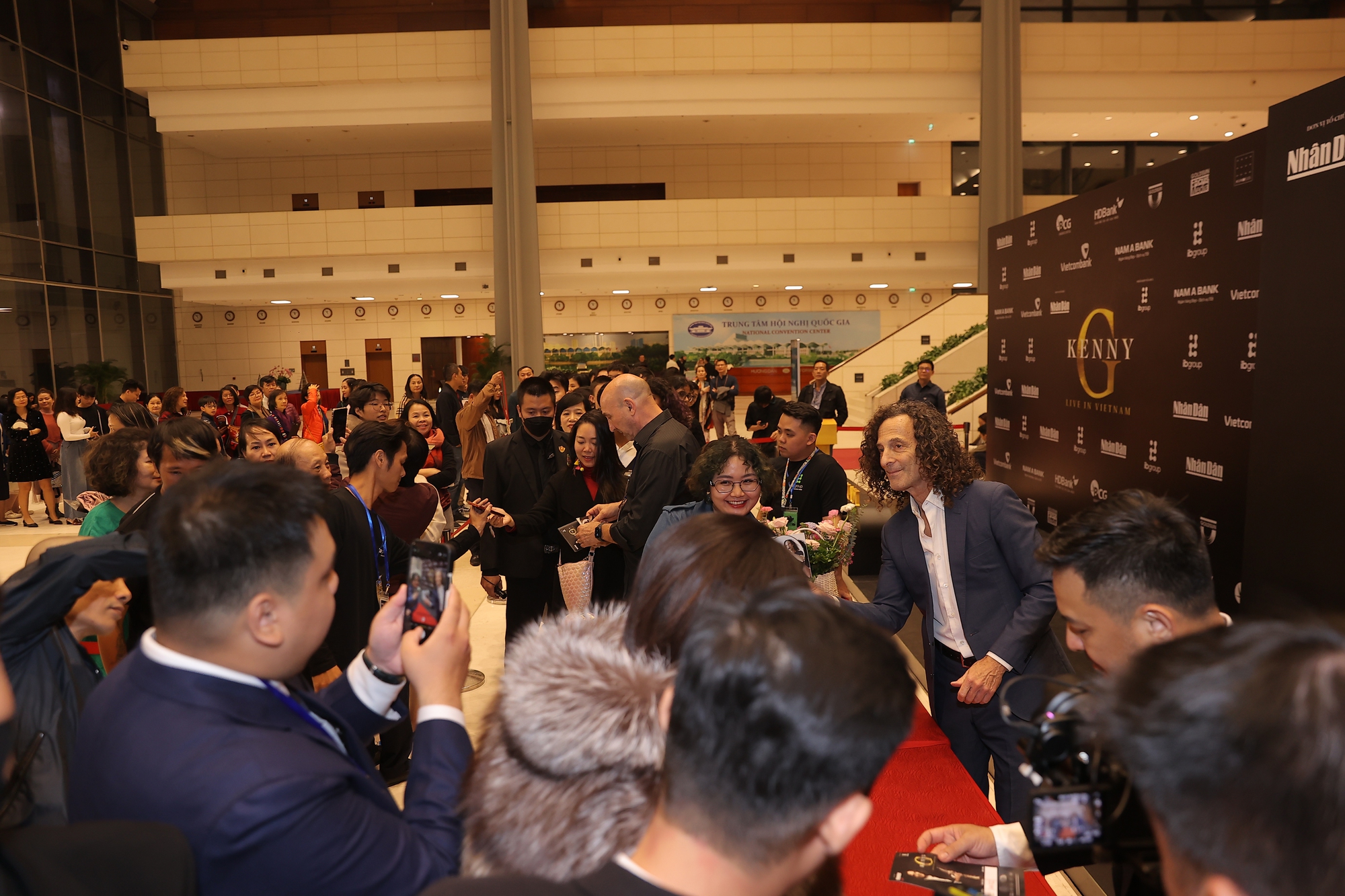 Thôi miên hơn 4.000 khán giả bằng tiếng kèn huyền thoại, Kenny G chuyên trở ký ức ngọt lịm - Ảnh 11. Thôi miên hơn 4.000 khán giả bằng tiếng kèn huyền thoại, Kenny G chuyên trở ký ức ngọt lịm - Ảnh 11.