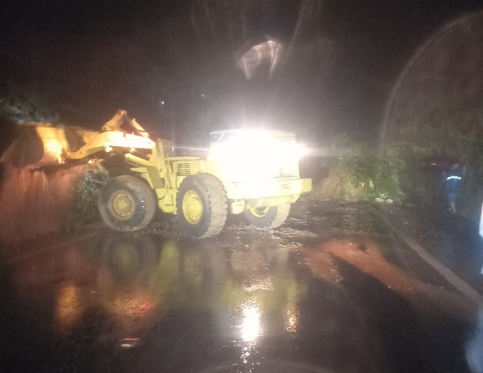 Mưa lớn g&acirc;y sạt lở nặng, tắc đường Hồ Ch&iacute; Minh qua Quảng Nam - Ảnh 1.