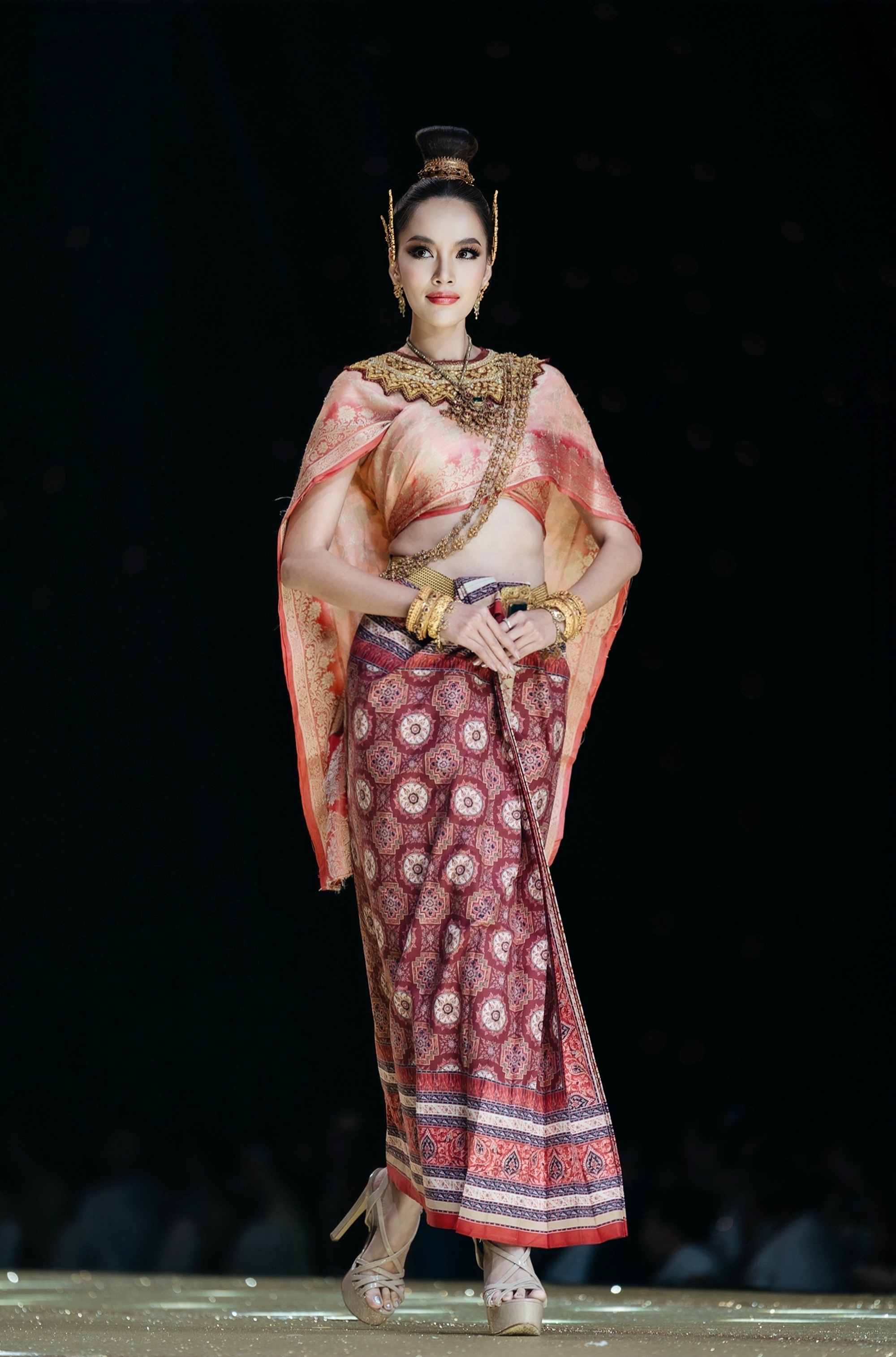 L&ecirc; Ho&agrave;ng Phương khiến fan Th&aacute;i "ph&aacute;t sốt" v&igrave; khả năng tr&igrave;nh diễn bikini - Ảnh 3.