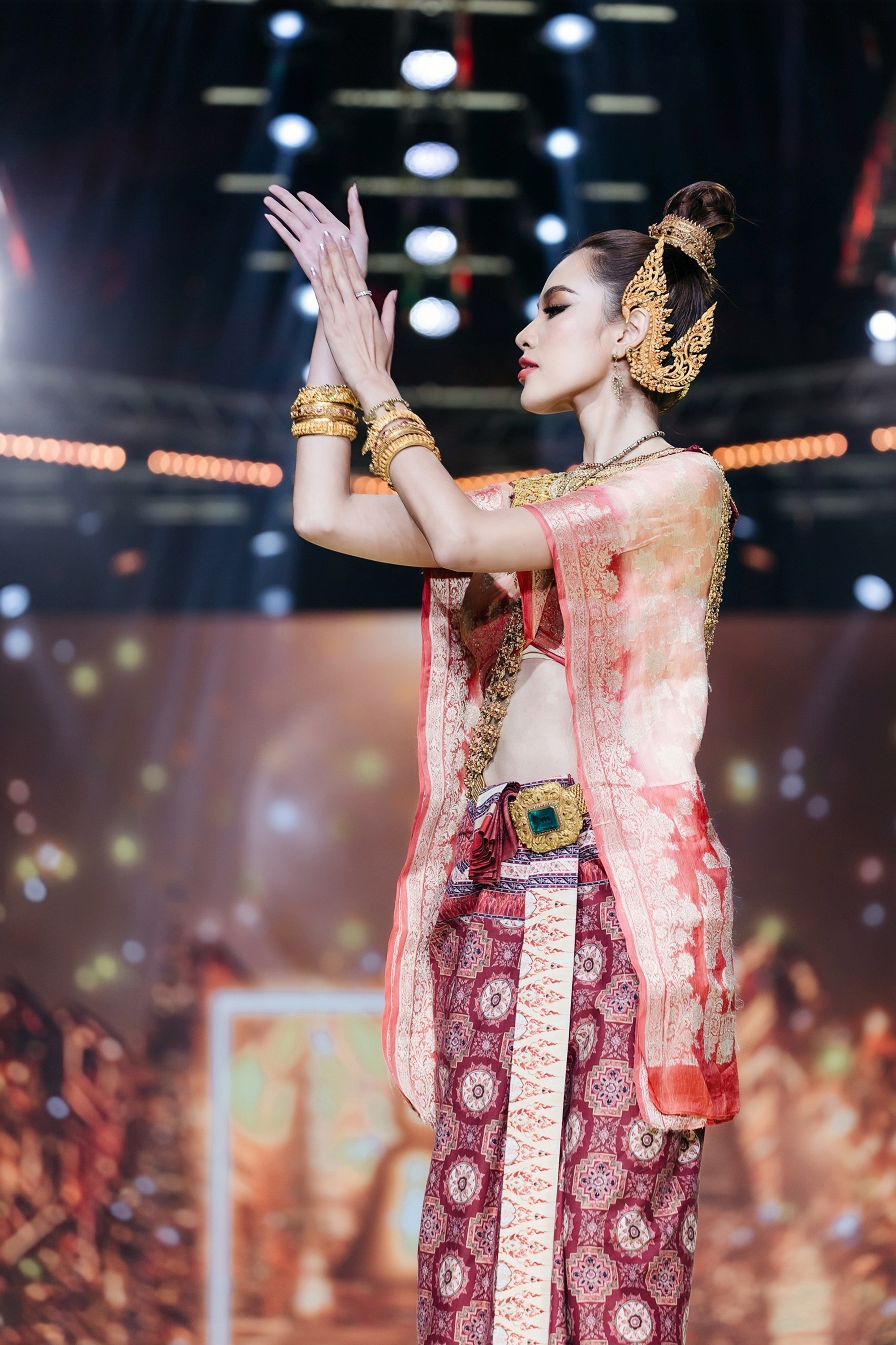 L&ecirc; Ho&agrave;ng Phương khiến fan Th&aacute;i "ph&aacute;t sốt" v&igrave; khả năng tr&igrave;nh diễn bikini - Ảnh 5.