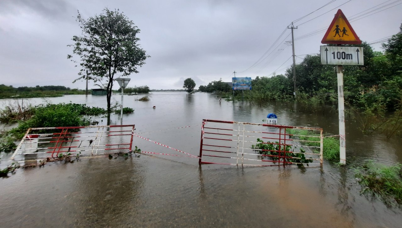 Mưa lớn, sạt lở &aacute;ch tắc giao th&ocirc;ng tr&ecirc;n quốc lộ 49, đường Hồ Ch&iacute; Minh qua Thừa Thi&ecirc;n Huế - Ảnh 5.