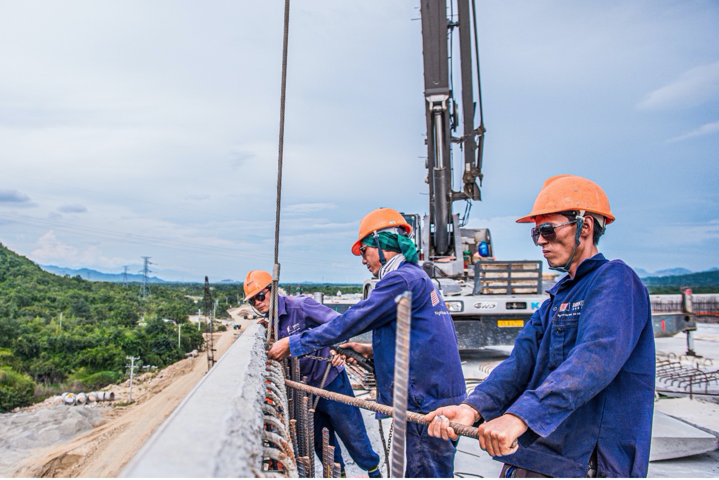 Ng&agrave;y đ&ecirc;m thi c&ocirc;ng đưa cao tốc Cam L&acirc;m - Vĩnh Hảo về đ&iacute;ch - Ảnh 13.
