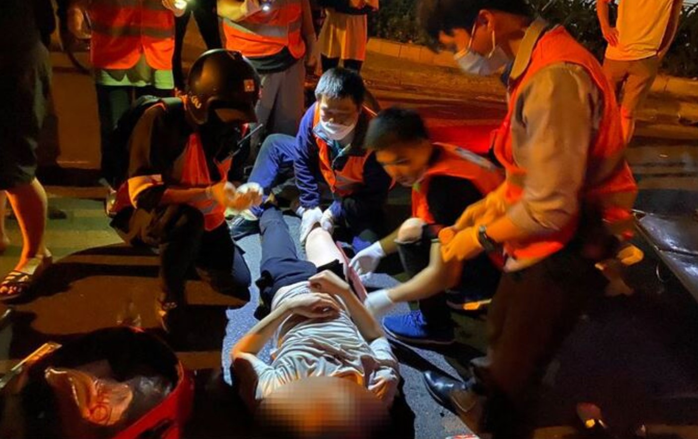 Nguy&ecirc;n tắc "sống c&ograve;n" khi sơ cấp cứu chấn thương cột sống cổ v&agrave; lưng do TNGT   - Ảnh 1.