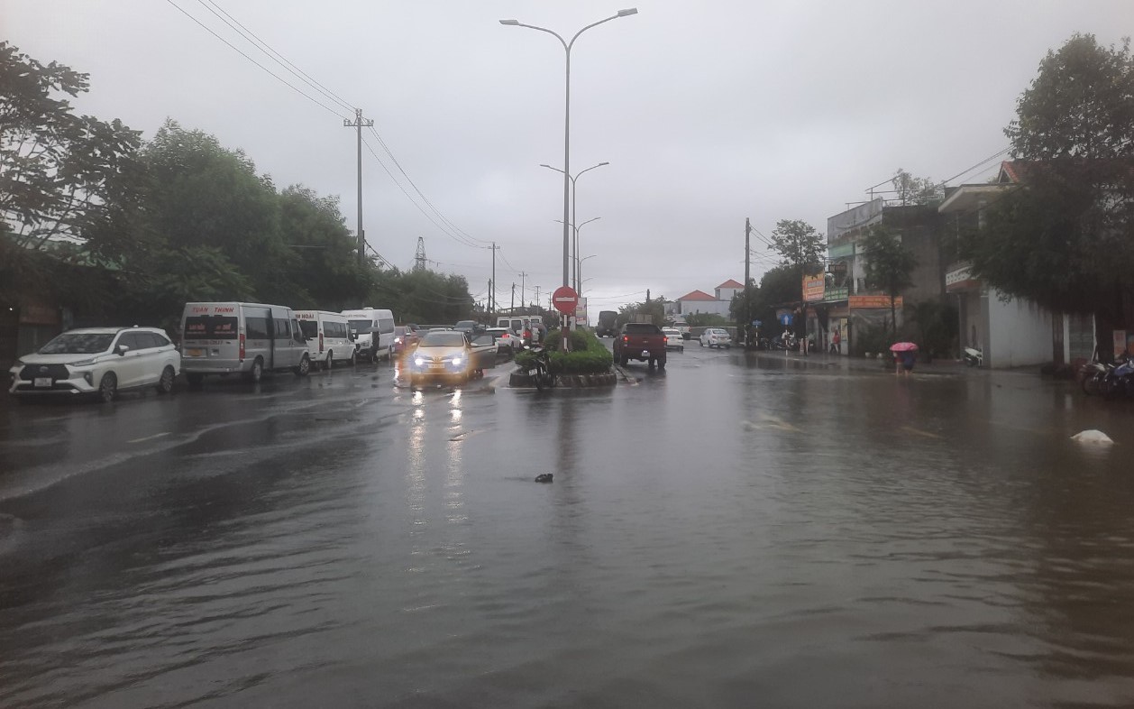 Mưa lớn diện rộng, nhiều tuyến đường Thừa Thi&ecirc;n Huế ngập s&acirc;u hơn 1m
