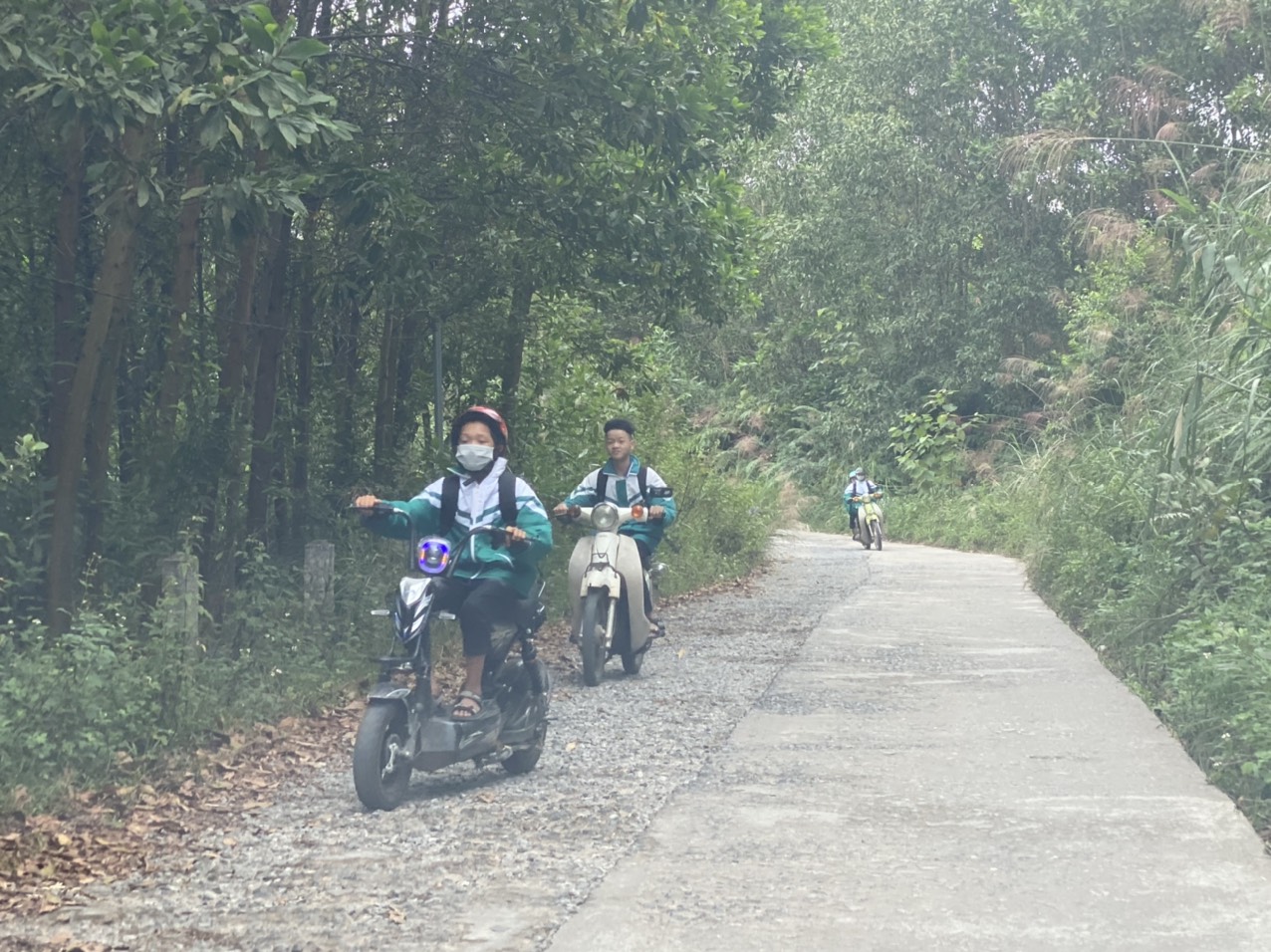 Quảng Ninh: Bất an đường b&ecirc; t&ocirc;ng n&aacute;t vụn, khu d&acirc;n cư th&agrave;nh "ốc đảo" l&uacute;c lũ về - Ảnh 1.