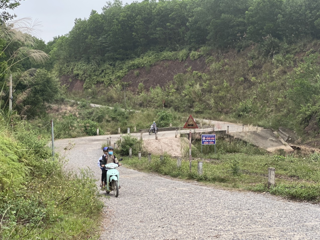 Quảng Ninh: Bất an đường b&ecirc; t&ocirc;ng n&aacute;t vụn, khu d&acirc;n cư th&agrave;nh "ốc đảo" l&uacute;c lũ về - Ảnh 3.