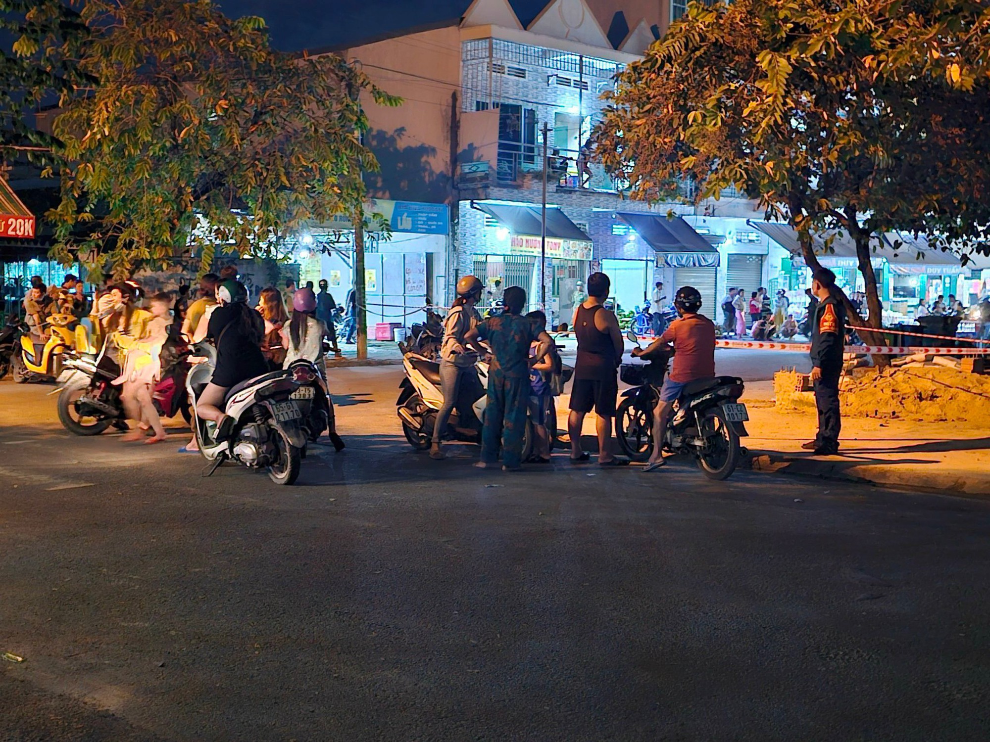 Tr&ecirc;n đường đ&oacute;n vợ về ph&ograve;ng trọ, người đ&agrave;n &ocirc;ng bị đ&acirc;m tử vong - Ảnh 1.