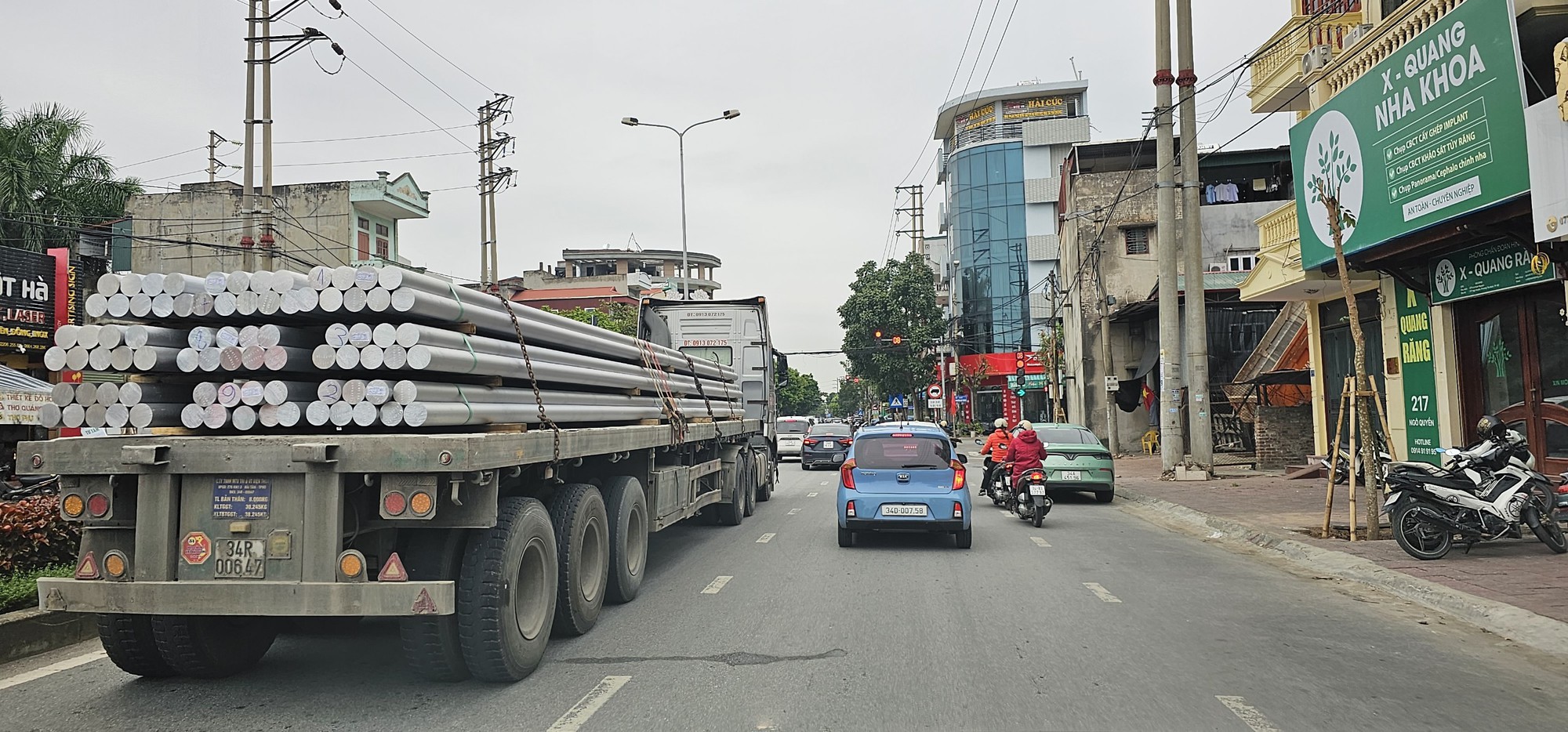 Hải Dương: Xe tải trọng lớn ngang nhiên đi vào đường cấm - Ảnh 2. Hải Dương: Xe tải trọng lớn ngang nhiên đi vào đường cấm - Ảnh 2.