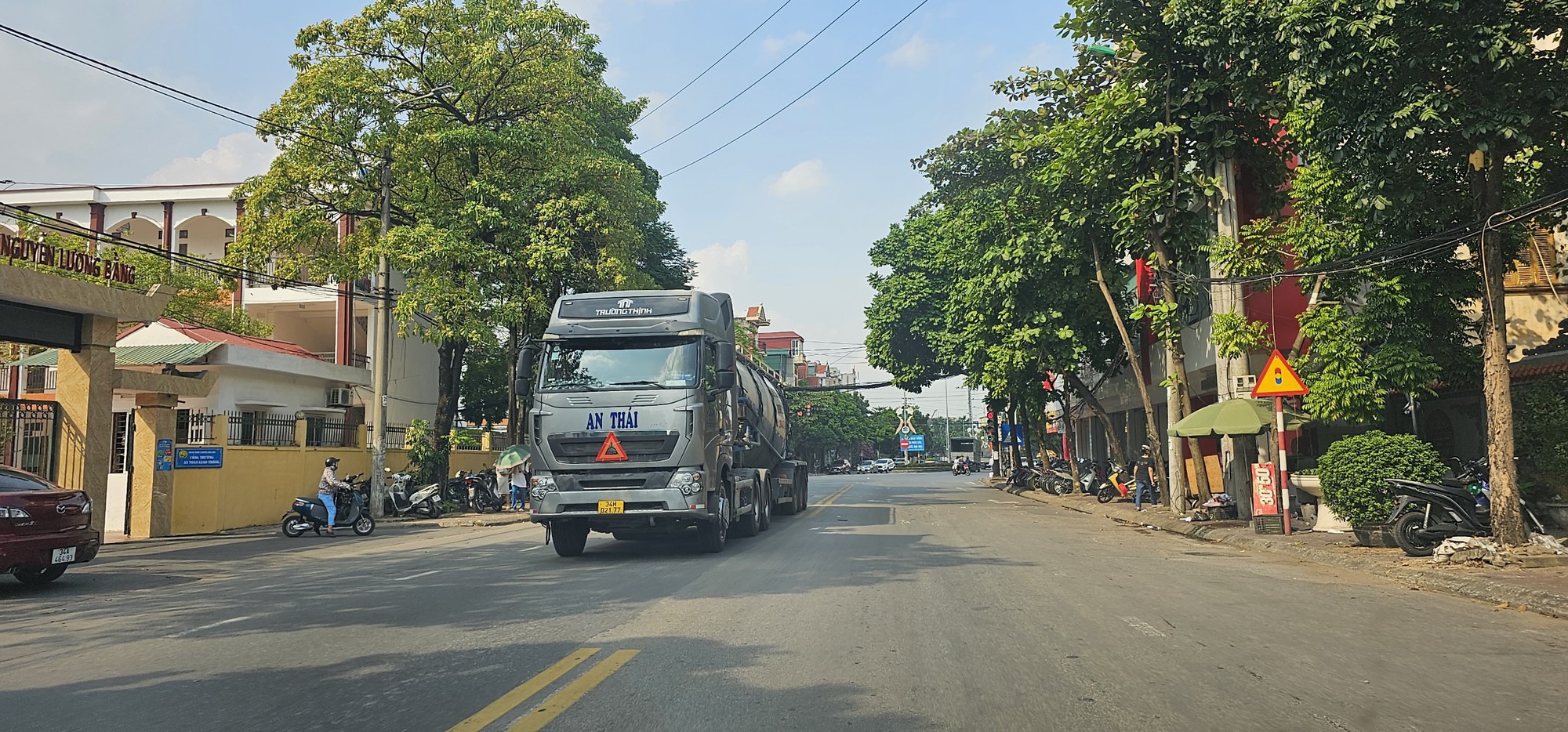 Hải Dương: Xe tải trọng lớn ngang nhiên đi vào đường cấm - Ảnh 4. Hải Dương: Xe tải trọng lớn ngang nhiên đi vào đường cấm - Ảnh 4.