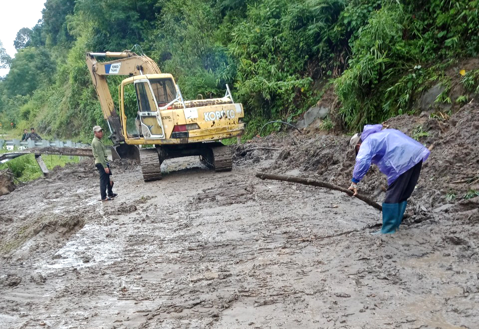 Nổ lực khắc phục sạt lở tr&ecirc;n đường Trường Sơn Đ&ocirc;ng qua Đắk Lắk - Ảnh 2.