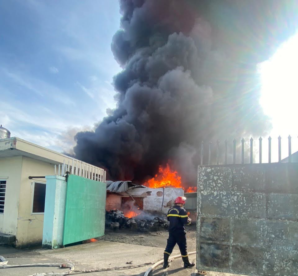 Ch&aacute;y nh&agrave; kho chuy&ecirc;n sản xuất dao k&eacute;o ở Long An, hơn 1.600m2 bị thi&ecirc;u rụi - Ảnh 1.