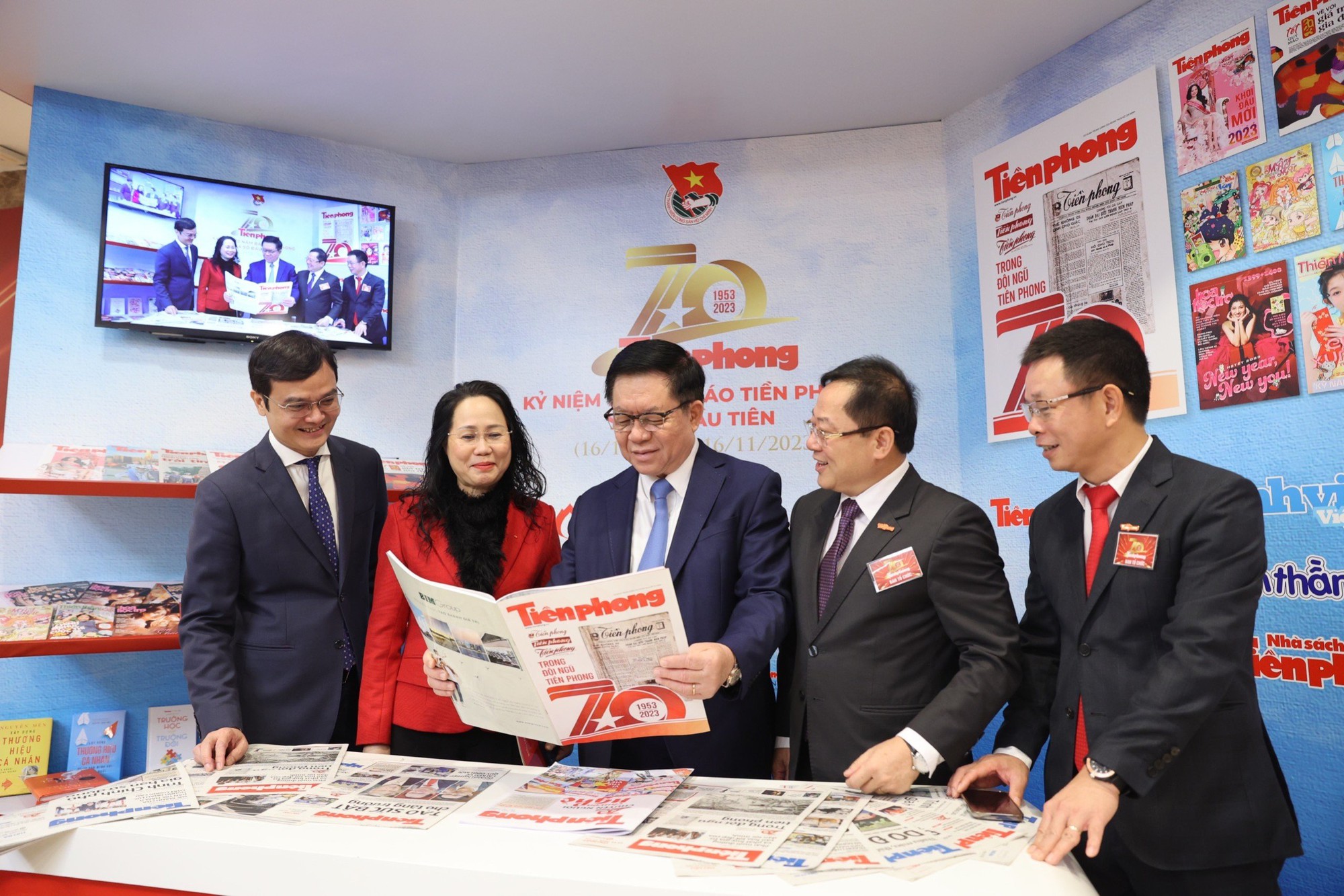 70 năm B&aacute;o Tiền phong - Viết tiếp trang sử &ldquo;người ti&ecirc;n phong&rdquo; - Ảnh 1.