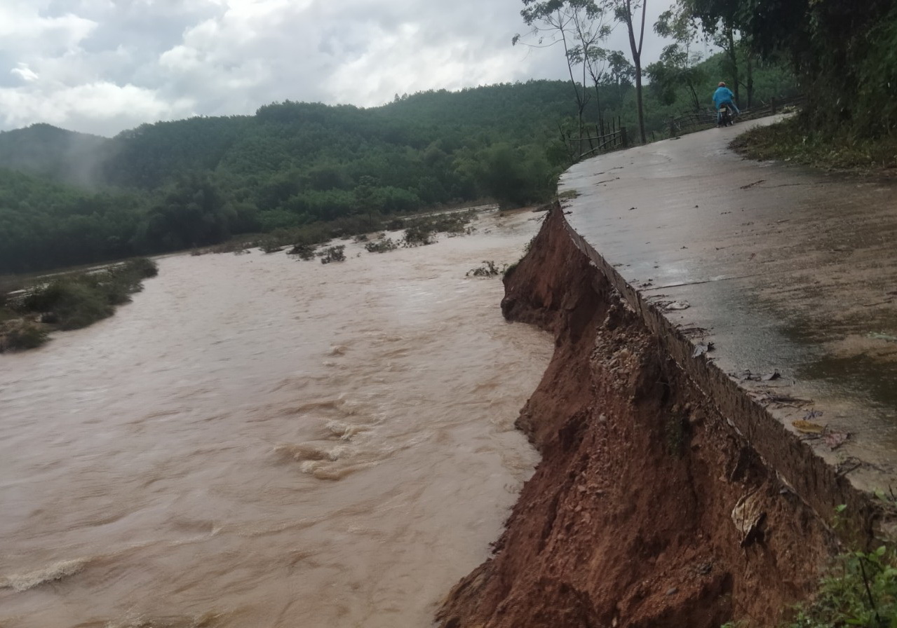 Quảng Ngãi: Mưa lũ cuốn trôi đường, giao thông tắc nghẽn - Ảnh 3. Quảng Ngãi: Mưa lũ cuốn trôi đường, giao thông tắc nghẽn - Ảnh 3.