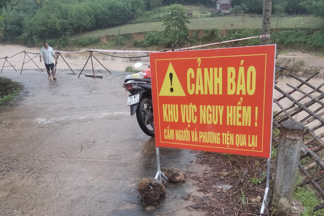 Quảng Ngãi: Mưa lũ cuốn trôi đường, giao thông tắc nghẽn - Ảnh 4. Quảng Ngãi: Mưa lũ cuốn trôi đường, giao thông tắc nghẽn - Ảnh 4.