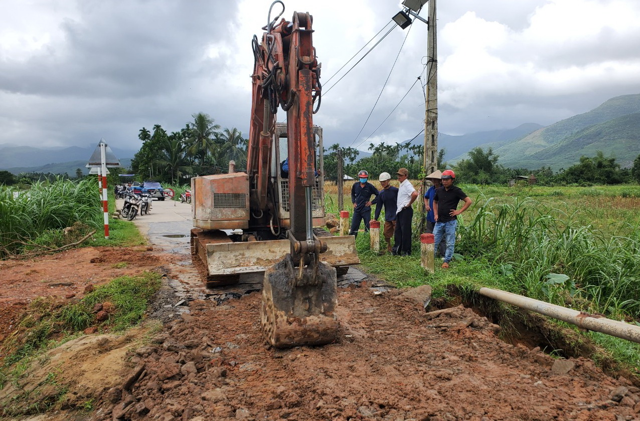 Quảng Ngãi: Mưa lũ cuốn trôi đường, giao thông tắc nghẽn - Ảnh 5. Quảng Ngãi: Mưa lũ cuốn trôi đường, giao thông tắc nghẽn - Ảnh 5.