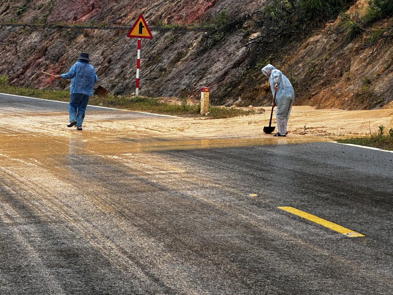 Th&ocirc;ng xe QL24 qua đ&egrave;o Vi &Ocirc; Lắc nhưng c&ograve;n nhiều bất an về an to&agrave;n giao th&ocirc;ng - Ảnh 7.