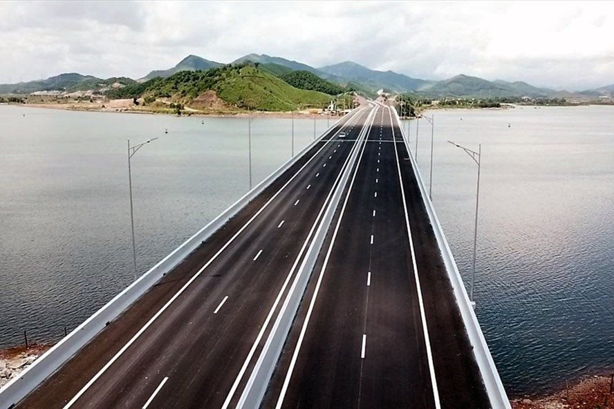 Đấu gi&aacute; đất x&acirc;y trạm dừng nghỉ đầu ti&ecirc;n tr&ecirc;n trục cao tốc d&agrave;i 176km tại Quảng Ninh - Ảnh 1.
