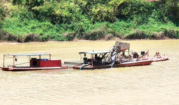 C&ocirc;ng an Đắk Lắk ra qu&acirc;n xử l&yacute; t&agrave;u thuyền kh&ocirc;ng đăng k&iacute;, đăng kiểm - Ảnh 2.