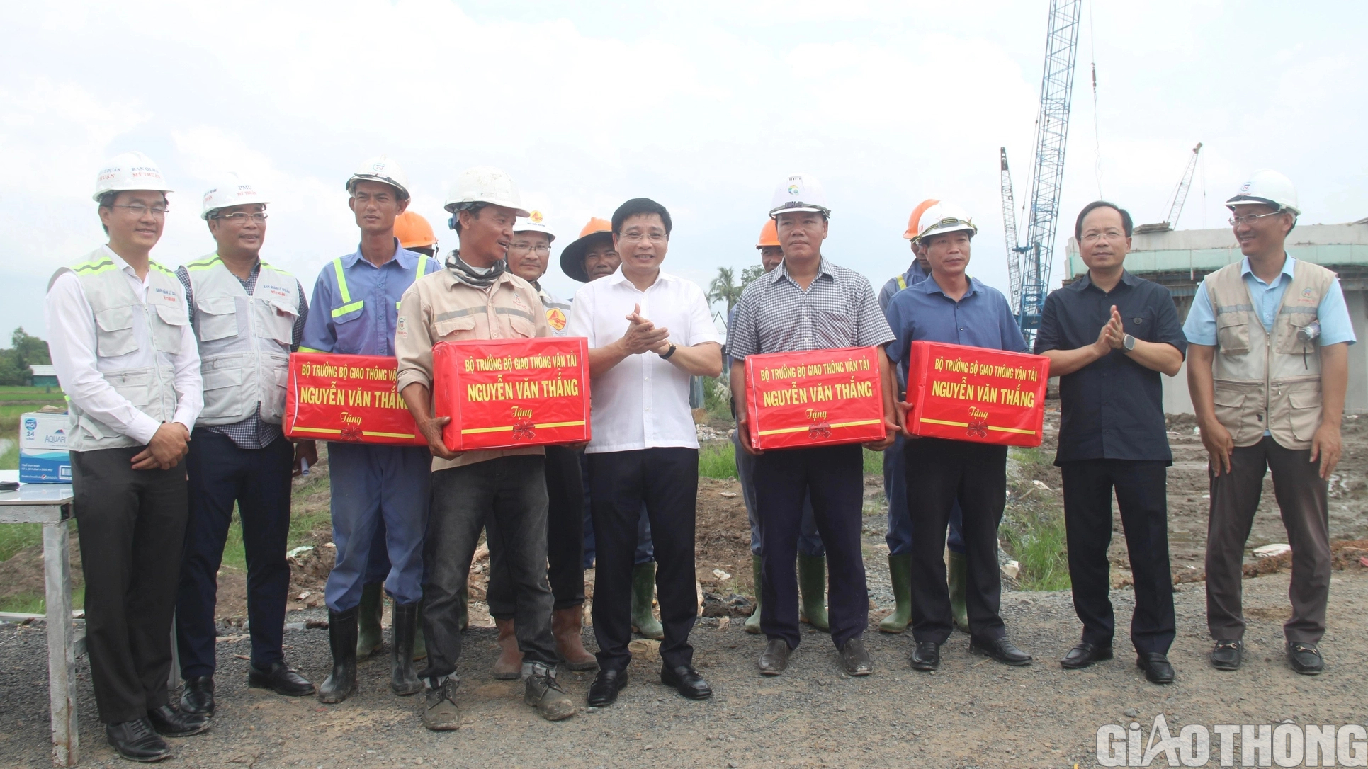 Bộ trưởng Bộ GTVT kiểm tra cao tốc Hậu Giang - C&agrave; Mau - Ảnh 4.