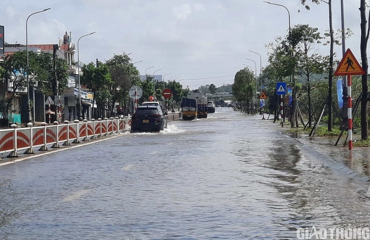 Th&ocirc;ng tuyến điểm sạt lở tr&ecirc;n quốc lộ 49, chuyến t&agrave;u đầu ti&ecirc;n qua ga Văn X&aacute; an to&agrave;n - Ảnh 4.