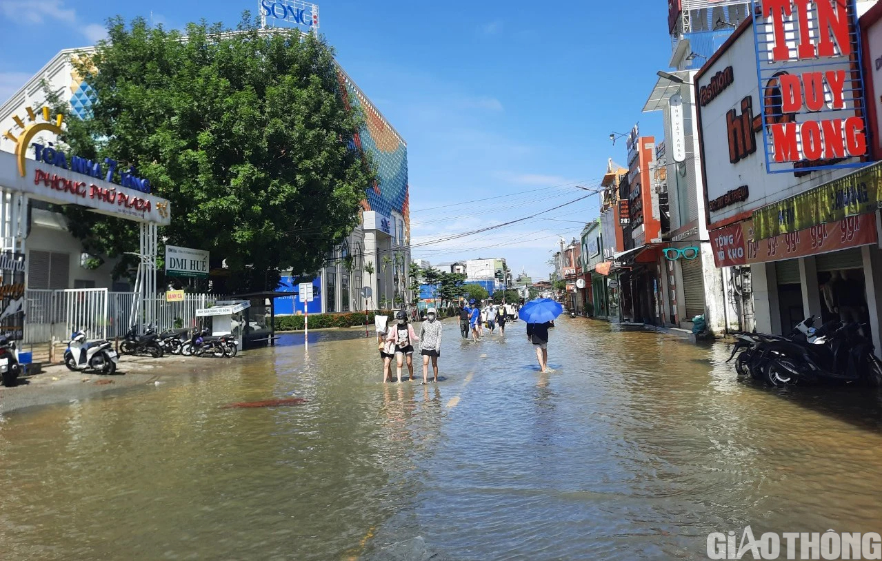 Th&ocirc;ng tuyến điểm sạt lở tr&ecirc;n quốc lộ 49, chuyến t&agrave;u đầu ti&ecirc;n qua ga Văn X&aacute; an to&agrave;n - Ảnh 5.