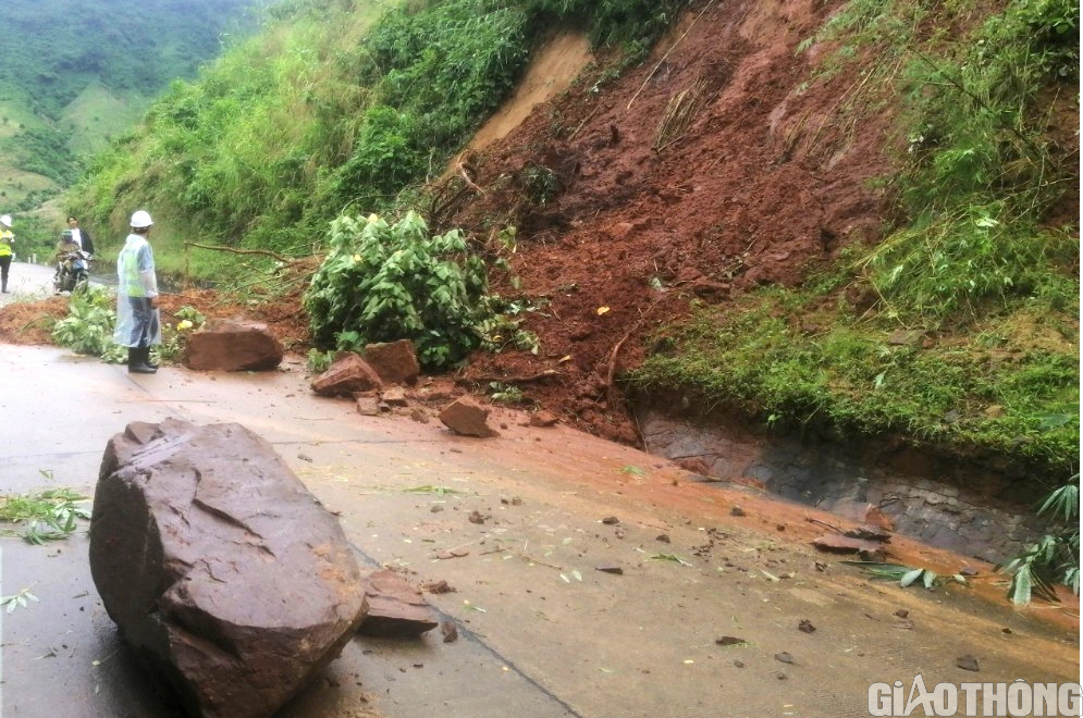 Nổ lực khắc phục sạt lở tr&ecirc;n đường Trường Sơn Đ&ocirc;ng qua Đắk Lắk - Ảnh 1.
