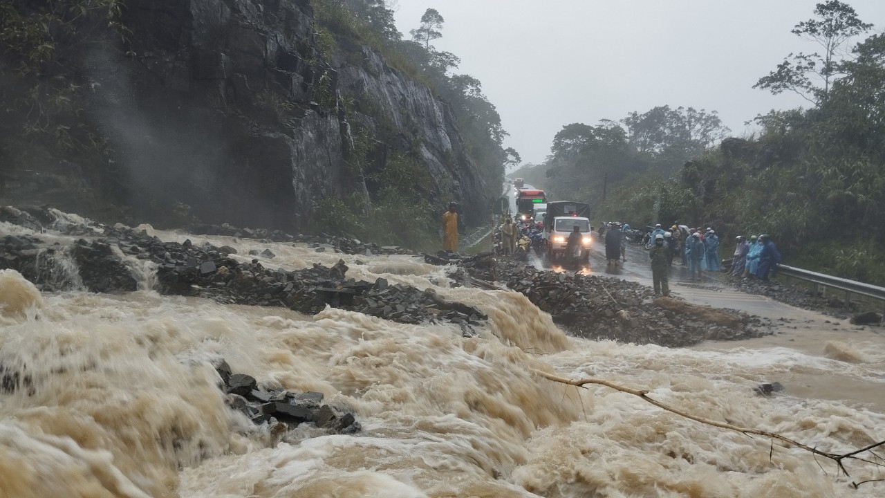 Sạt lở tr&ecirc;n đ&egrave;o Kh&aacute;nh L&ecirc;, Quốc lộ 27C bị đất đ&aacute; lấp ho&agrave;n to&agrave;n - Ảnh 7.