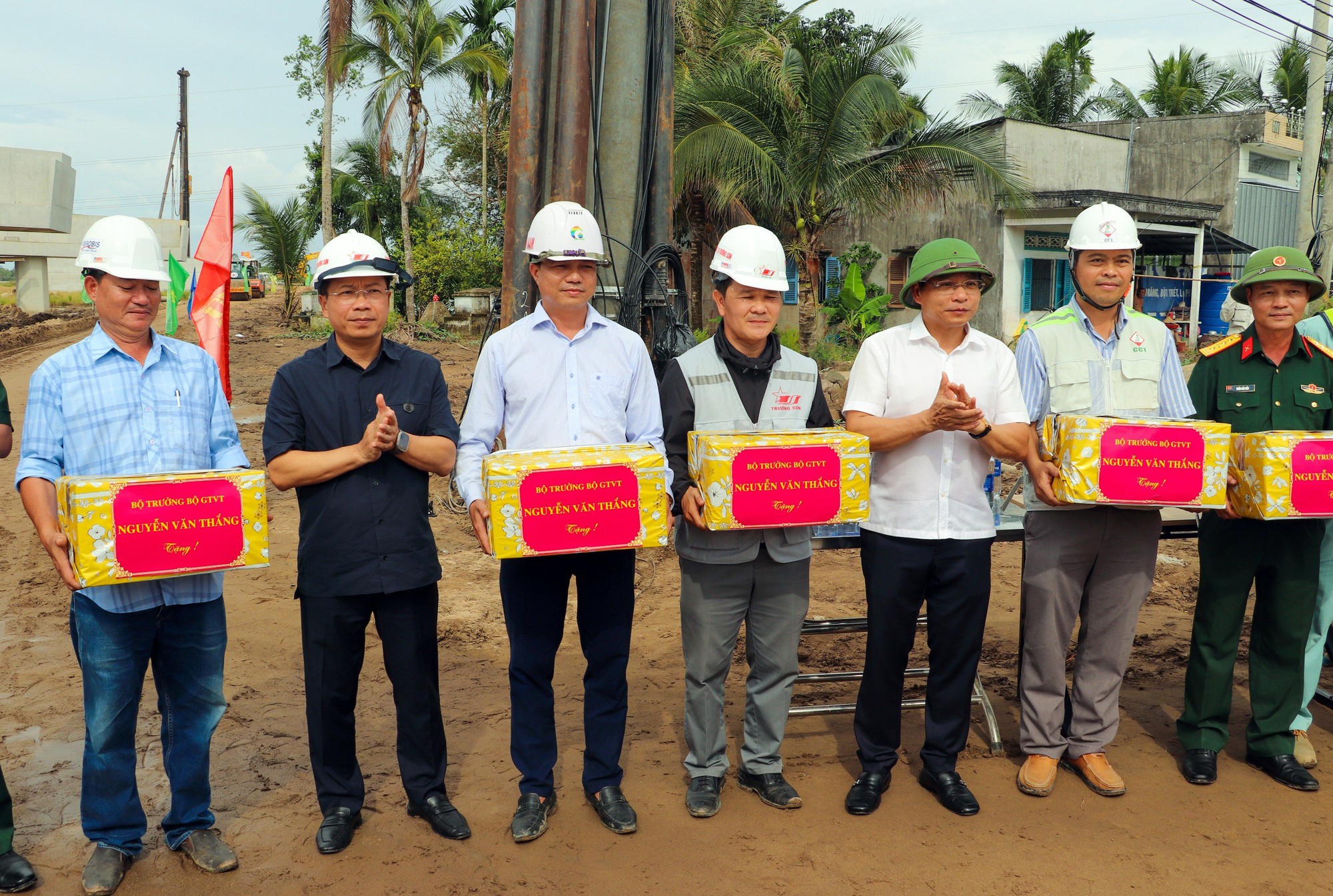 Bộ trưởng Nguyễn Văn Thắng: Ưu ti&ecirc;n l&agrave;m đường c&ocirc;ng vụ để thi c&ocirc;ng cầu tr&ecirc;n dự &aacute;n cao tốc - Ảnh 5.