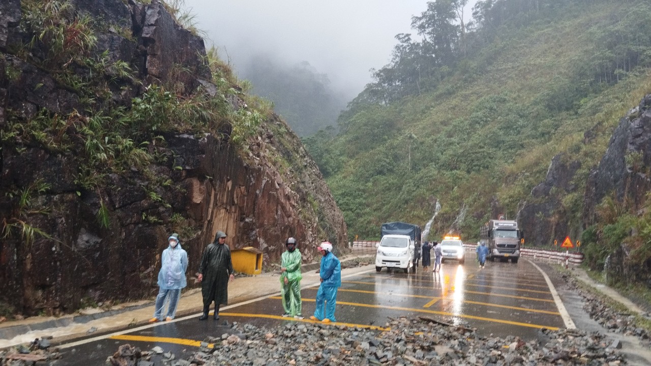 Sạt lở tr&ecirc;n đ&egrave;o Kh&aacute;nh L&ecirc;, Quốc lộ 27C bị đất đ&aacute; lấp ho&agrave;n to&agrave;n - Ảnh 8.