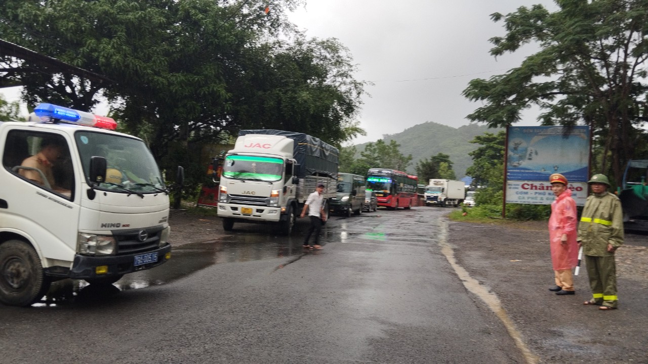 Sạt lở tr&ecirc;n đ&egrave;o Kh&aacute;nh L&ecirc;, Quốc lộ 27C bị đất đ&aacute; lấp ho&agrave;n to&agrave;n - Ảnh 11.