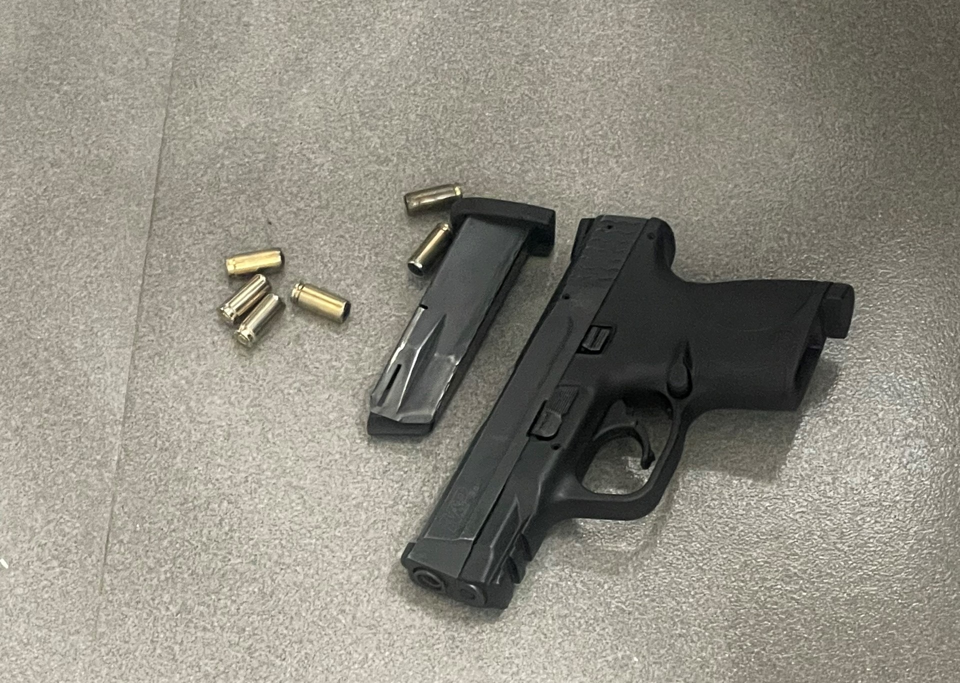 C&agrave; Mau: Ph&aacute;t hiện hai thanh ni&ecirc;n đi xe m&aacute;y mang theo s&uacute;ng - Ảnh 1.