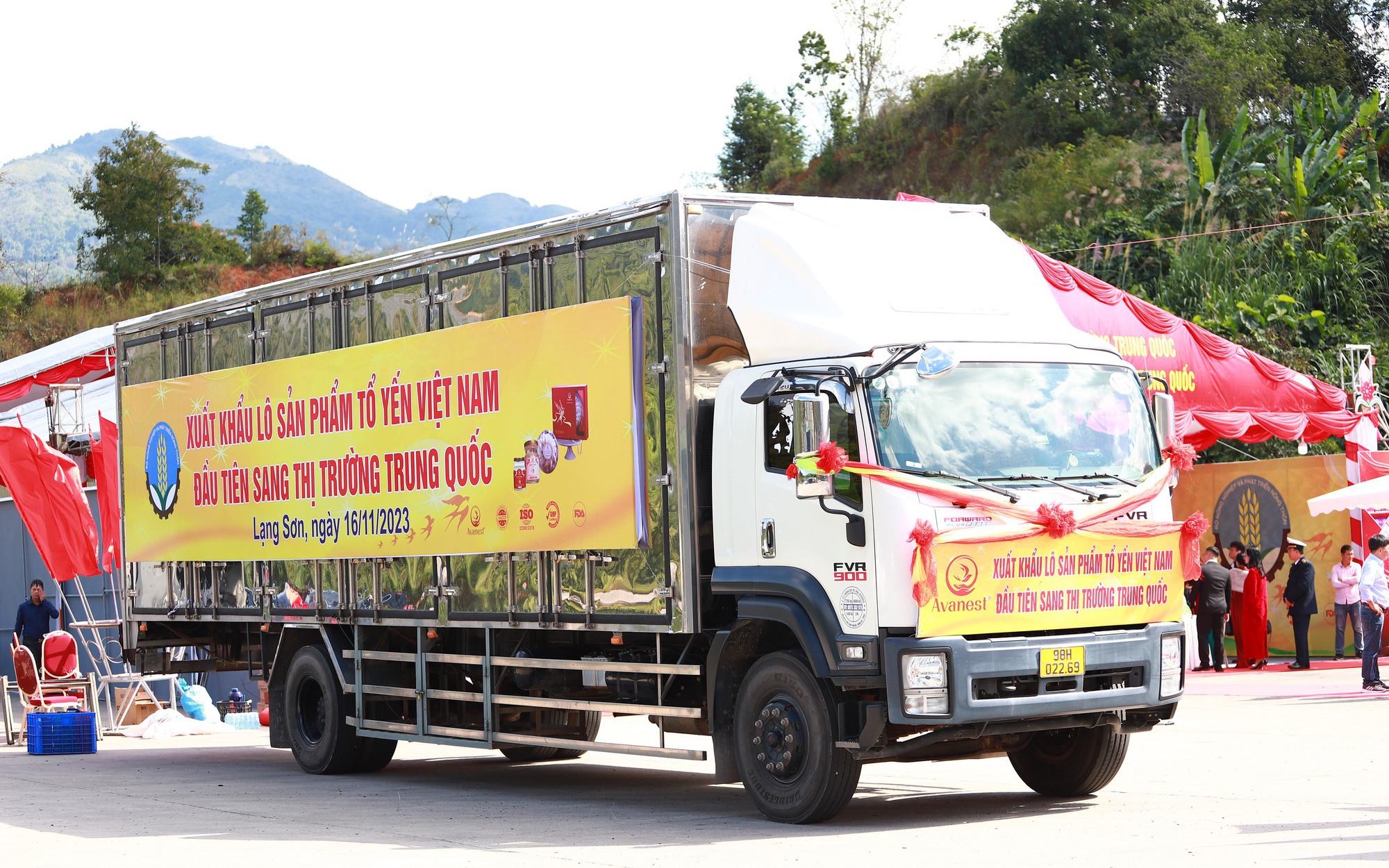 L&ocirc; yến đầu ti&ecirc;n xuất khẩu sang Trung Quốc