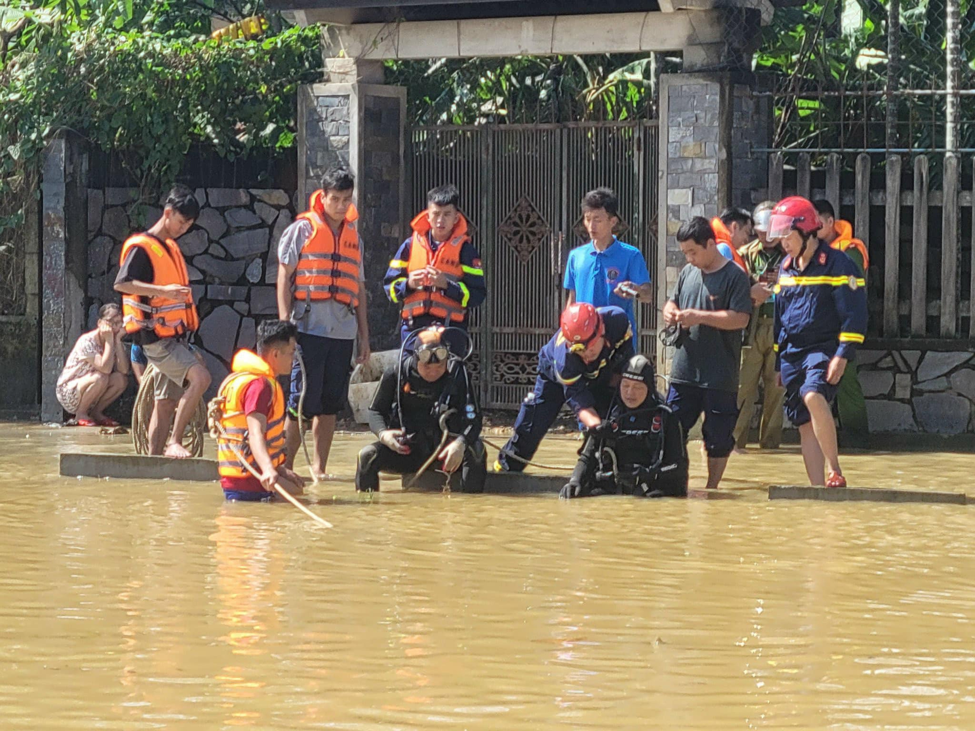 Khẩn trương t&igrave;m kiếm ch&aacute;u b&eacute; 3 tuổi kh&ocirc;ng may trượt ch&acirc;n bị nước cuốn tr&ocirc;i ở Huế - Ảnh 2.