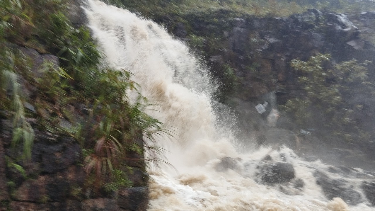 Sạt lở tr&ecirc;n đ&egrave;o Kh&aacute;nh L&ecirc;, Quốc lộ 27C bị đất đ&aacute; lấp ho&agrave;n to&agrave;n - Ảnh 3.