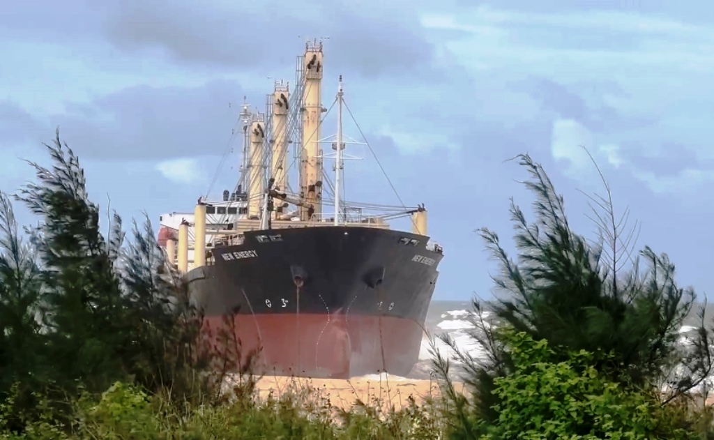 Tàu hàng neo đậu ở Quảng Ngãi bị sóng đánh dạt vào bãi biển Quảng Nam - Ảnh 1. Tàu hàng neo đậu ở Quảng Ngãi bị sóng đánh dạt vào bãi biển Quảng Nam - Ảnh 1.