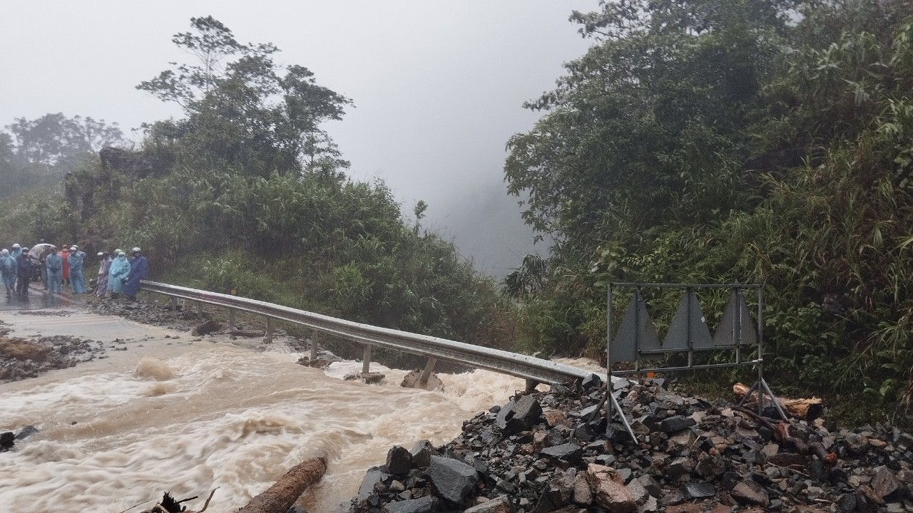 Sạt lở tr&ecirc;n đ&egrave;o Kh&aacute;nh L&ecirc;, Quốc lộ 27C bị đất đ&aacute; lấp ho&agrave;n to&agrave;n - Ảnh 1.