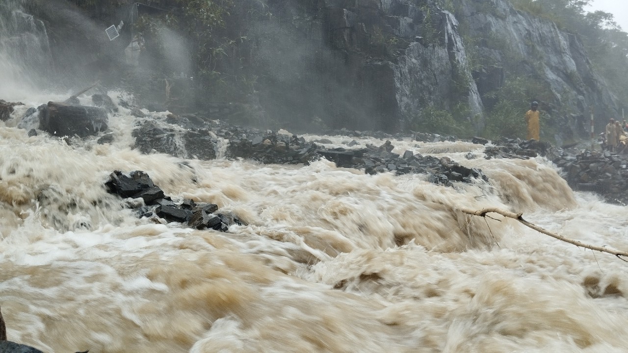 Sạt lở tr&ecirc;n đ&egrave;o Kh&aacute;nh L&ecirc;, Quốc lộ 27C bị đất đ&aacute; lấp ho&agrave;n to&agrave;n - Ảnh 4.