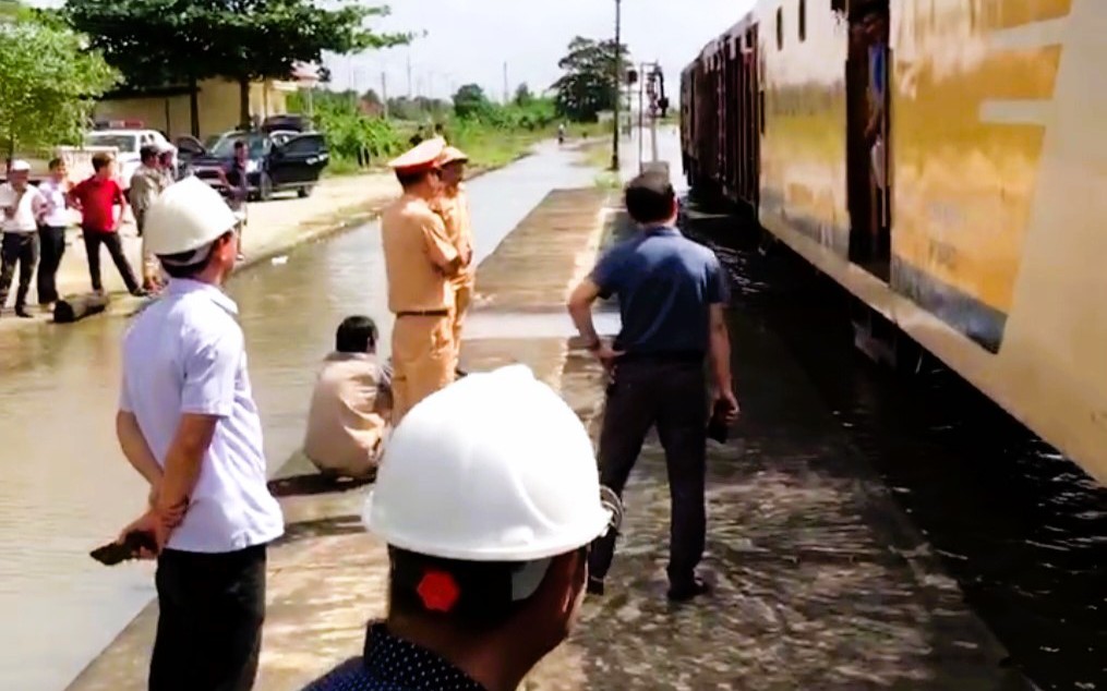 Th&ocirc;ng tuyến điểm sạt lở tr&ecirc;n quốc lộ 49, chuyến t&agrave;u đầu ti&ecirc;n qua ga Văn X&aacute; an to&agrave;n