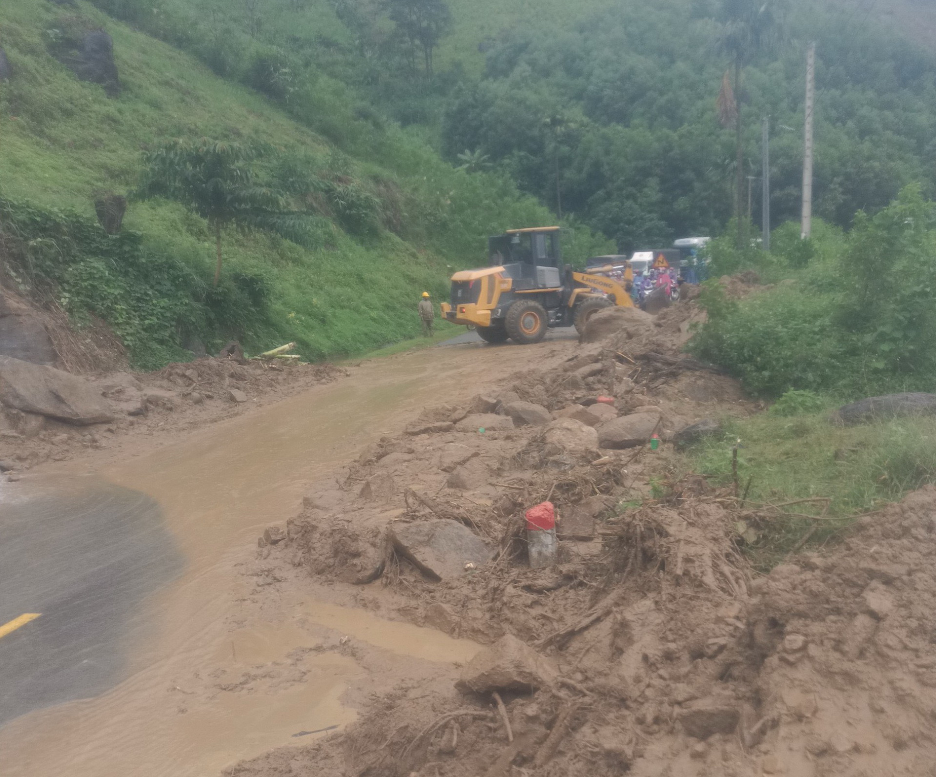 Cận cảnh hiện trường vụ sạt lở, nứt nền đường QL24 qua đ&egrave;o Vi &Ocirc; Lắc - Ảnh 3.