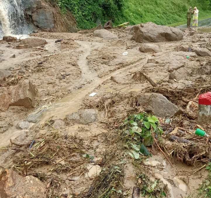 Cận cảnh hiện trường vụ sạt lở, nứt nền đường QL24 qua đ&egrave;o Vi &Ocirc; Lắc - Ảnh 2.