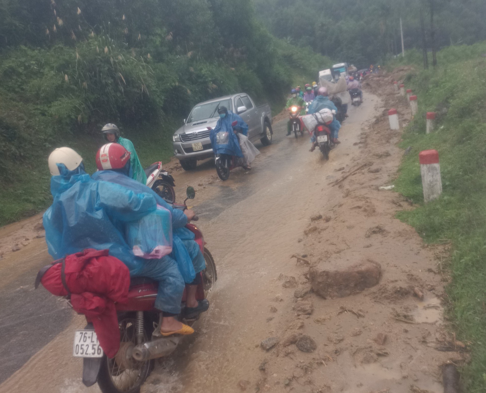Cận cảnh hiện trường vụ sạt lở, nứt nền đường QL24 qua đ&egrave;o Vi &Ocirc; Lắc - Ảnh 7.
