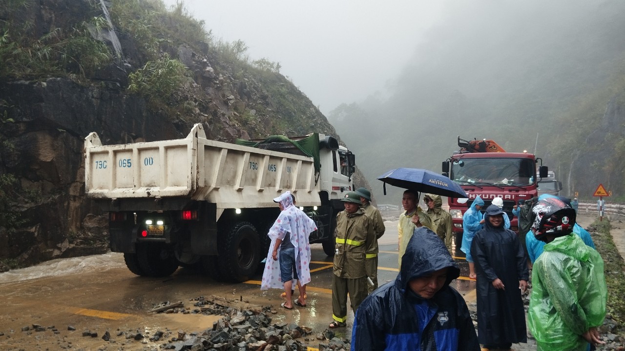 Sạt lở tr&ecirc;n đ&egrave;o Kh&aacute;nh L&ecirc;, Quốc lộ 27C bị đất đ&aacute; lấp ho&agrave;n to&agrave;n - Ảnh 9.