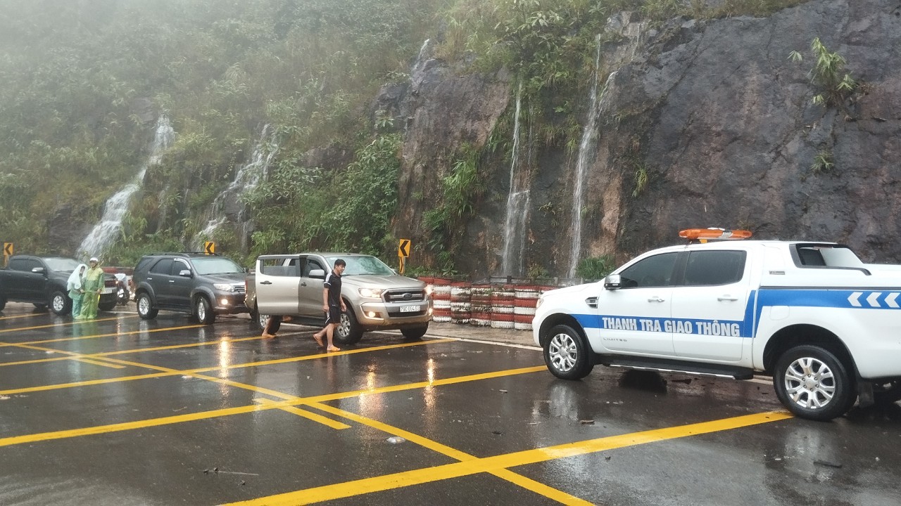 Sạt lở tr&ecirc;n đ&egrave;o Kh&aacute;nh L&ecirc;, Quốc lộ 27C bị đất đ&aacute; lấp ho&agrave;n to&agrave;n - Ảnh 2.