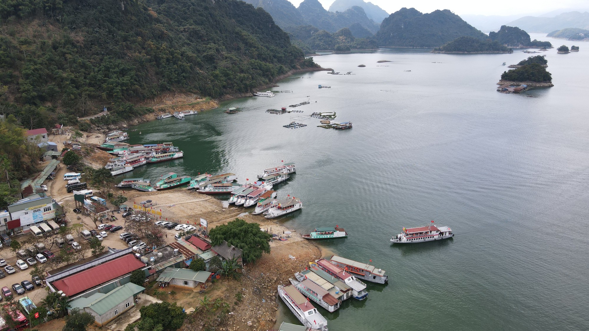 Quyết liệt kèm giải pháp phù hợp, bộ mặt vận tải Hòa Bình thay đổi từng ngày - Ảnh 1. Quyết liệt kèm giải pháp phù hợp, bộ mặt vận tải Hòa Bình thay đổi từng ngày - Ảnh 1.