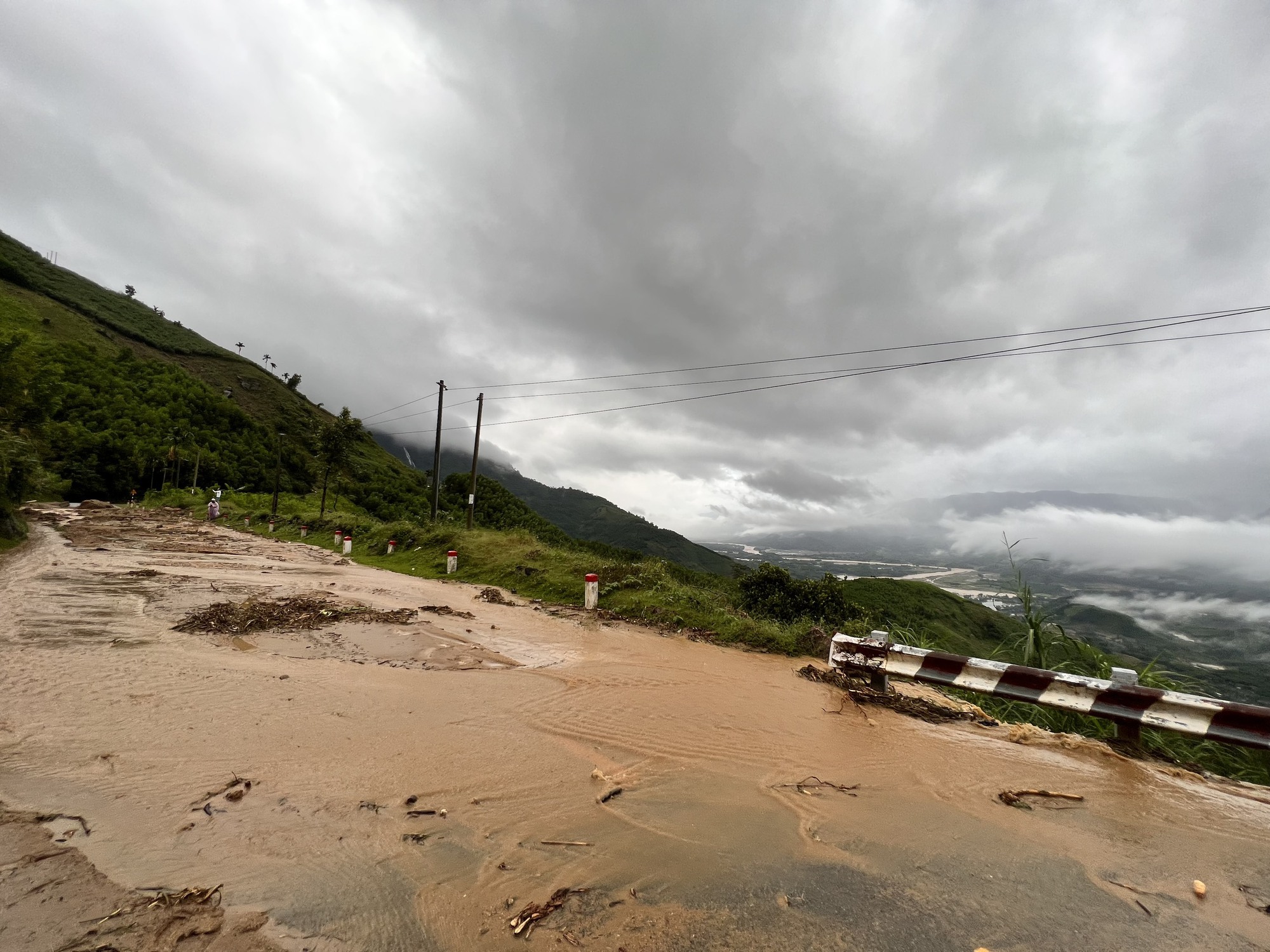 Đ&egrave;o Vi &Ocirc; Lắc sạt lở nghi&ecirc;m trọng, giao th&ocirc;ng tắc nghẽn - Ảnh 1.