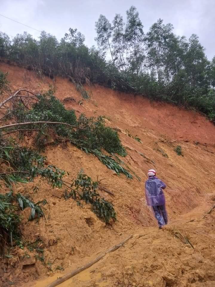 Quảng Ngãi: Mưa lũ cuốn trôi đường, giao thông tắc nghẽn - Ảnh 9. Quảng Ngãi: Mưa lũ cuốn trôi đường, giao thông tắc nghẽn - Ảnh 9.