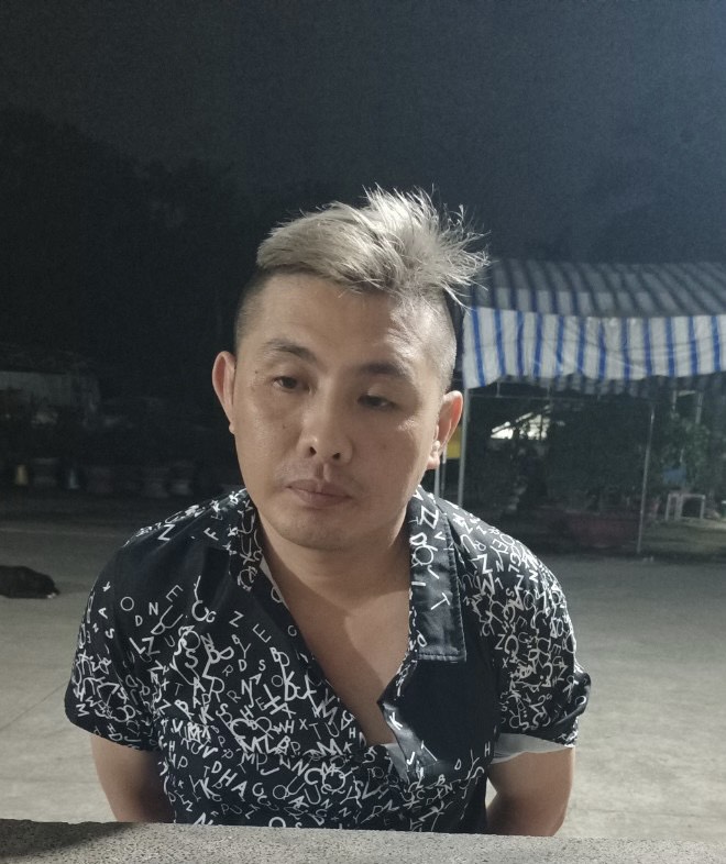 Người đ&agrave;n &ocirc;ng bị đ&acirc;m tử vong tr&ecirc;n đường đ&oacute;n vợ về: Nghi phạm l&agrave;m khai g&igrave;? - Ảnh 1.